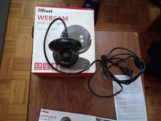 Webcam Trust con caja e instrucciones