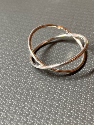 Anillo acero plateado entrelazado