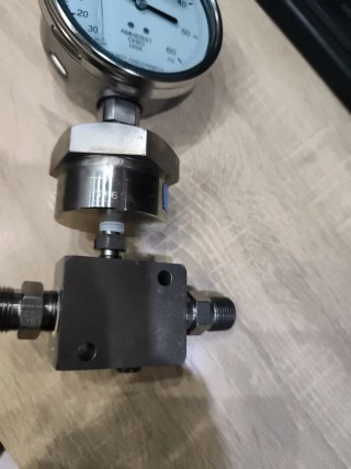 Manómetro Wika 990.10 2500 PSI