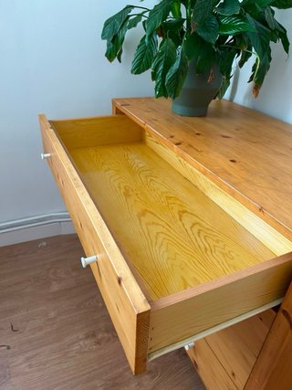 Cómoda de madera con 4 cajones