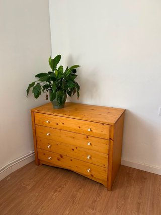 Cómoda de madera con 4 cajones