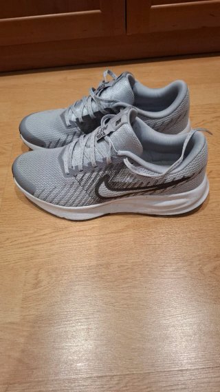 Zapatillas Nike grises y blancas