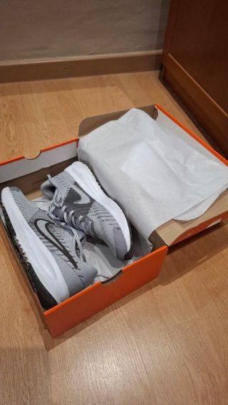 Zapatillas Nike grises y blancas
