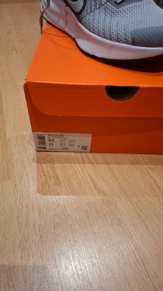 Zapatillas Nike grises y blancas