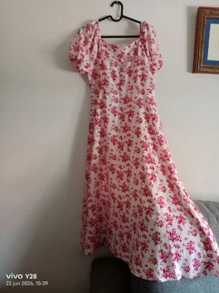 Vestido estampado floral blanco y rosa