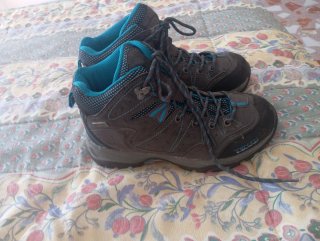 Botas de montaña grises y azules