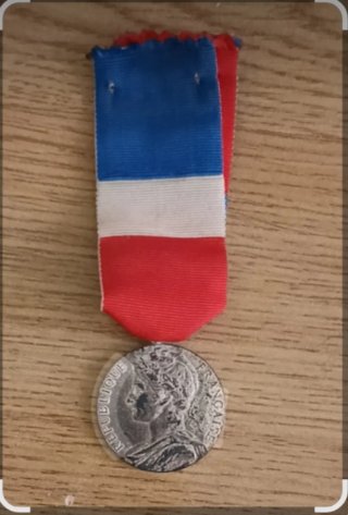 Medalla Francesa con Cinta Tricolor