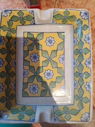 Cenicero de cerámica con diseño floral
