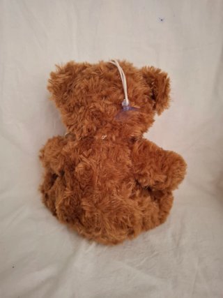 Oso de peluche marrón con lazo
