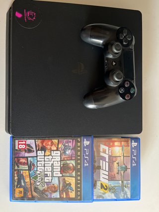 Consola PS4 y Mando Negro