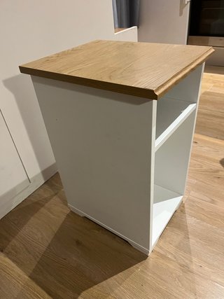 Mesita de noche blanca y madera
