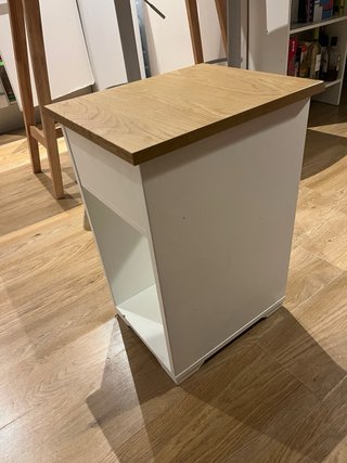 Mesita de noche blanca y madera