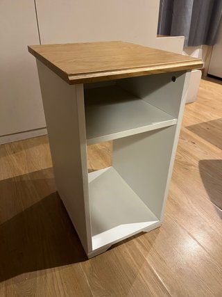 Mesita de noche blanca y madera