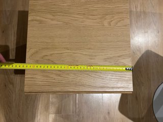 Mesita de noche blanca y madera