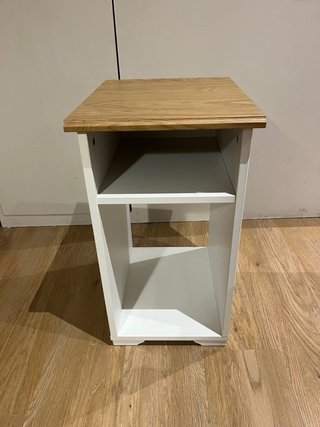 Mesita de noche blanca y madera