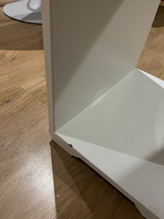 Mesita de noche blanca y madera
