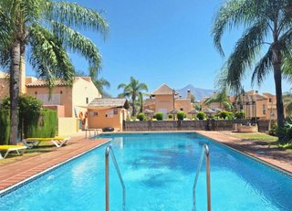 Casa adosada en venta en Nueva Andalucía centro en Marbella