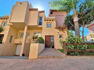 Casa adosada en venta en Nueva Andalucía centro en Marbella