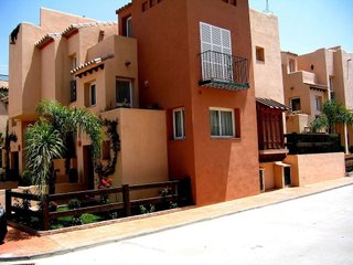 Casa adosada en venta en Nueva Andalucía centro en Marbella