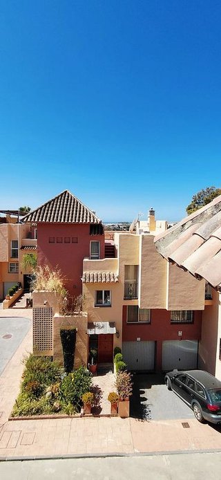 Casa adosada en venta en Nueva Andalucía centro en Marbella
