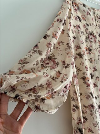 Blusa floral manga abullonada talla M