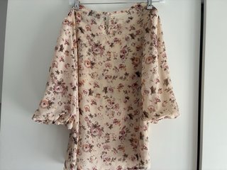 Blusa floral manga abullonada talla M