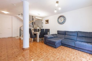 Casa adosada en venta en Avda. de Abril. - 9 de octubre en Sagunto