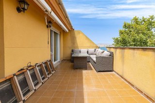 Casa adosada en venta en Avda. de Abril. - 9 de octubre en Sagunto
