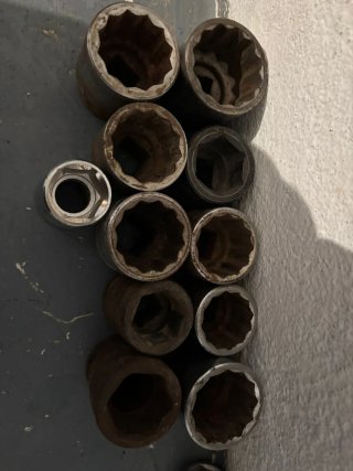 Caja de herramientas metálica con llaves