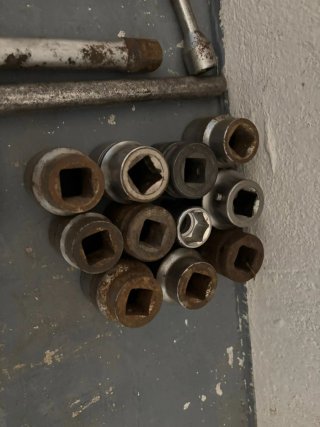 Caja de herramientas metálica con llaves