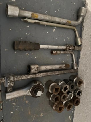 Caja de herramientas metálica con llaves
