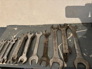 Caja de herramientas metálica con llaves