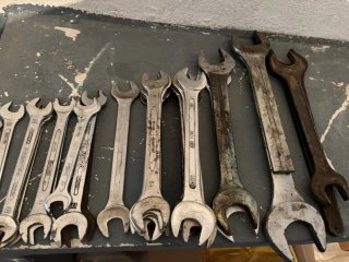 Caja de herramientas metálica con llaves