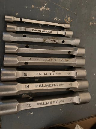 Caja de herramientas metálica con llaves