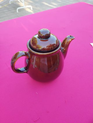 Tetera de cerámica marrón