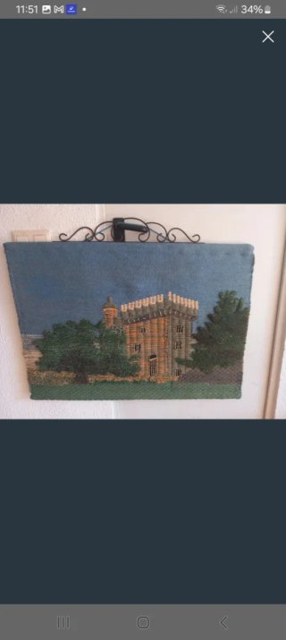 Tapiz de tela con castillo y árboles