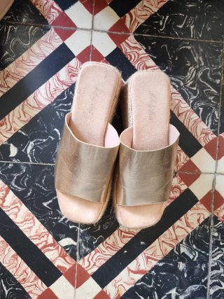Sandalias doradas cuña esparto