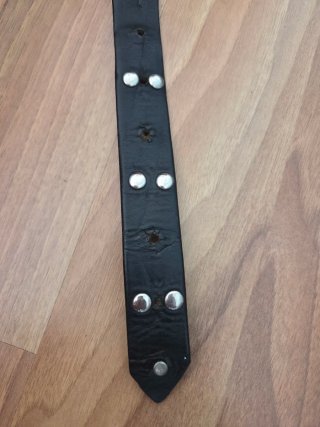 Cinturón de cuero negro con detalles plateados