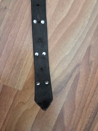 Cinturón de cuero negro con detalles plateados