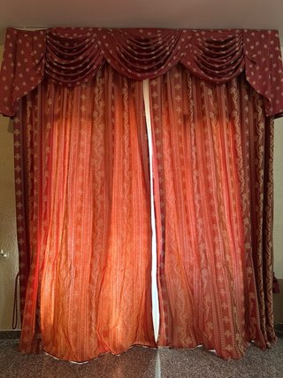 Cortinas decorativas rojas y blancas