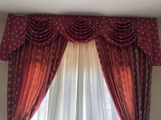 Cortinas decorativas rojas y blancas