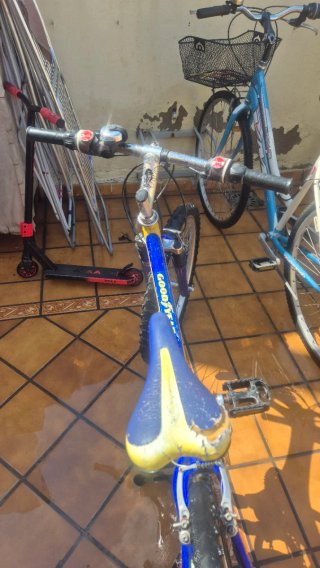 Bicicleta Goodyear azul y amarilla