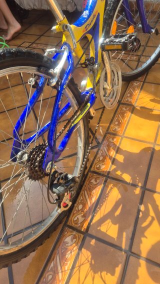 Bicicleta Goodyear azul y amarilla
