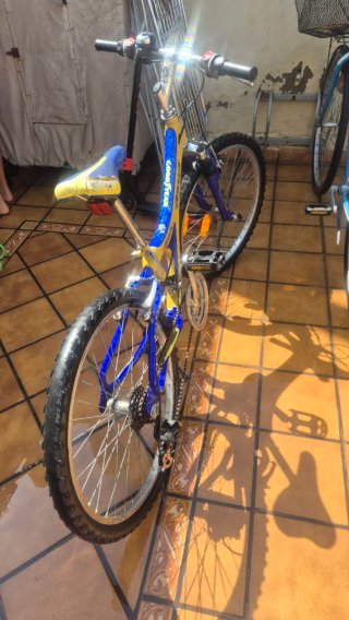 Bicicleta Goodyear azul y amarilla