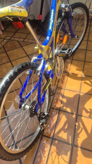 Bicicleta Goodyear azul y amarilla