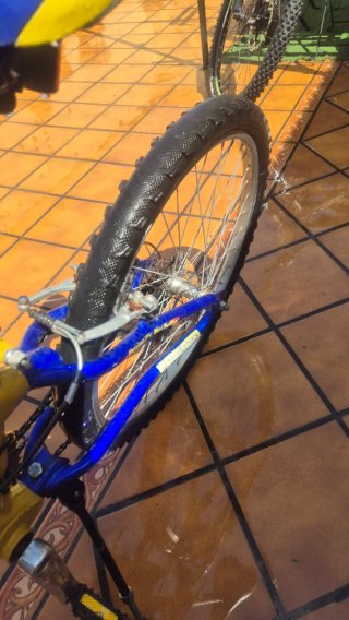Bicicleta Goodyear azul y amarilla