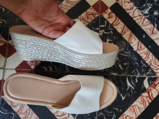 Sandalias de cuña blancas y plateadas