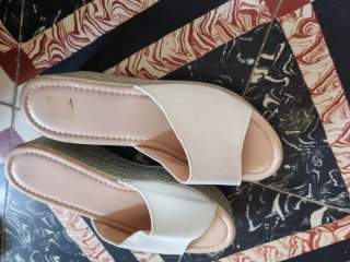 Sandalias de cuña blancas y plateadas