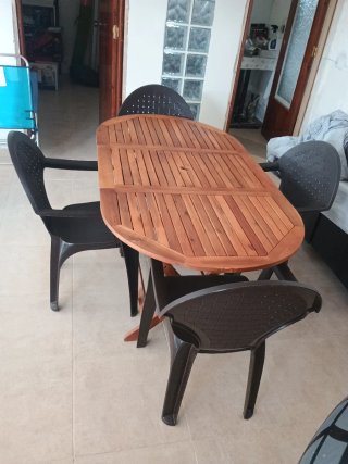Mesa de madera de acacia