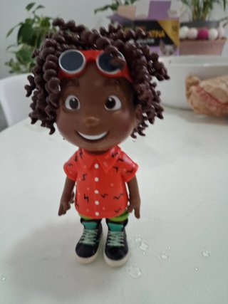 Muñeco niño con gafas y ropa colorida